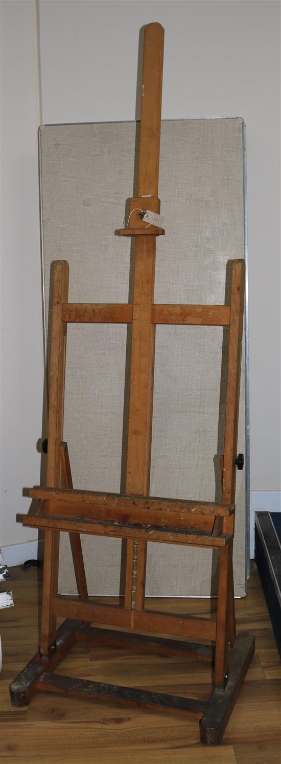 An Artists Easel H.210cm